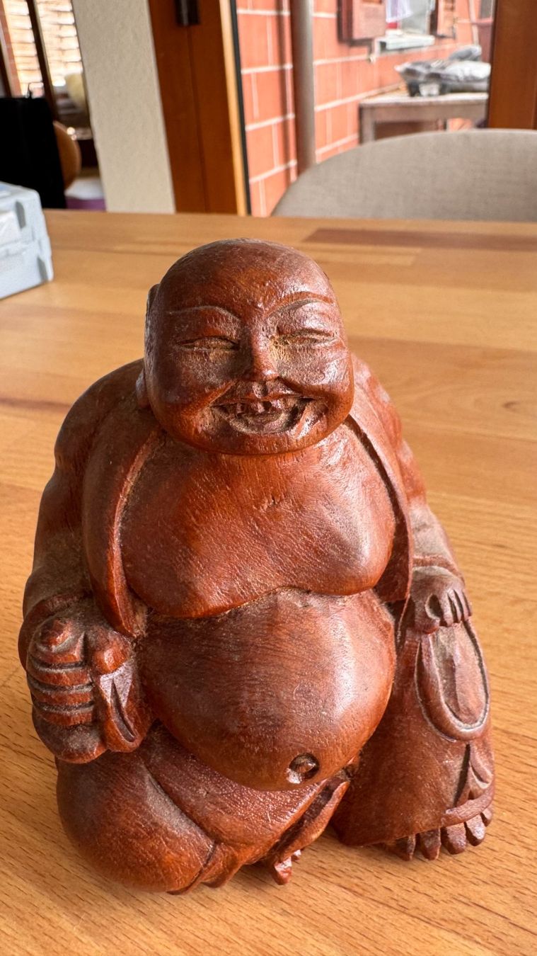 Skulpturen & Statuen: Buddha Figur Holz, lachend – Gebraucht aus Bertschikon Gossau von jreutemann