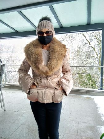 Jacke mit abnehmbaren Pelzkragen