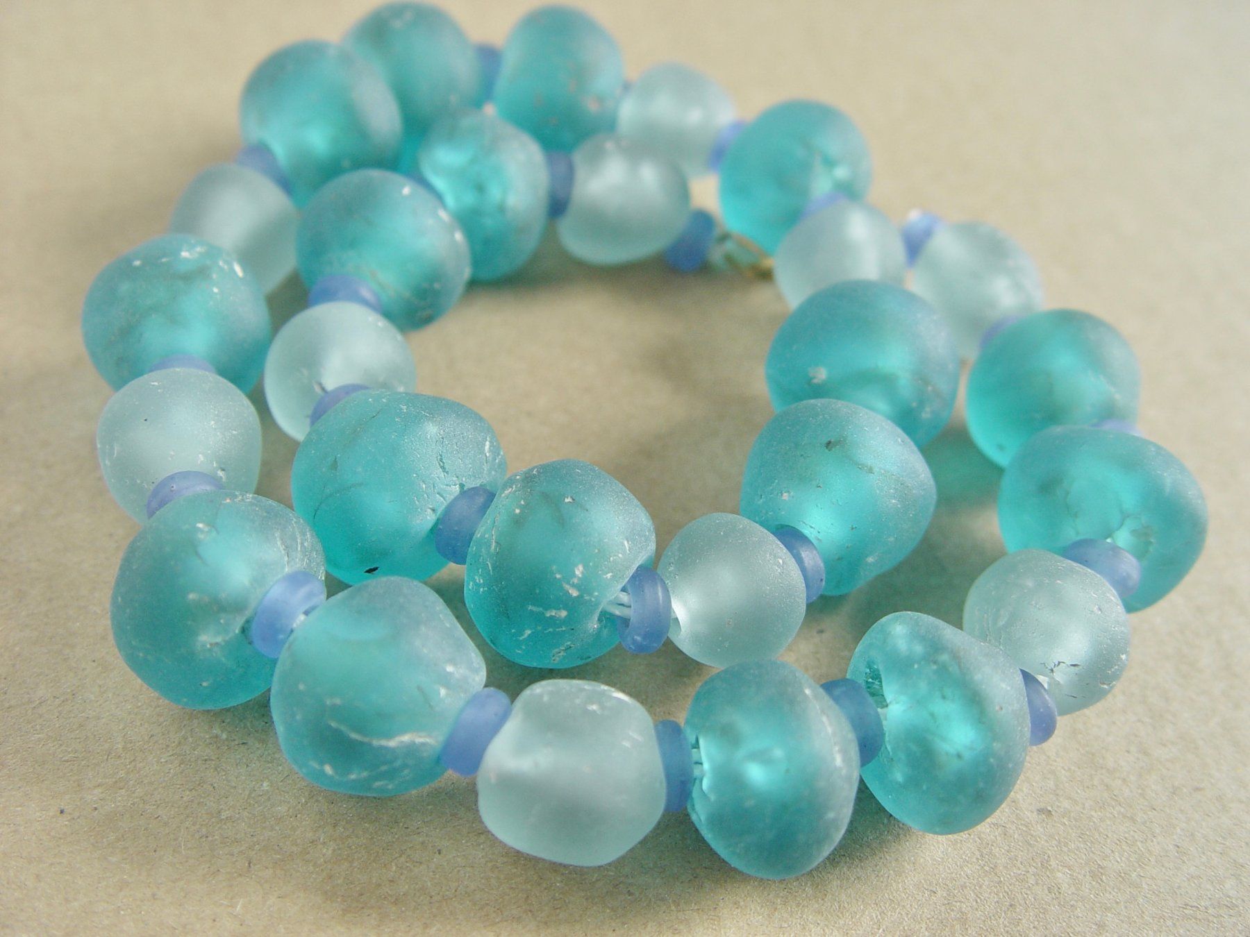 Catenine: Kette aus afrikanischem Recycling Glas – Usato da Henggart venduto da gernli 2