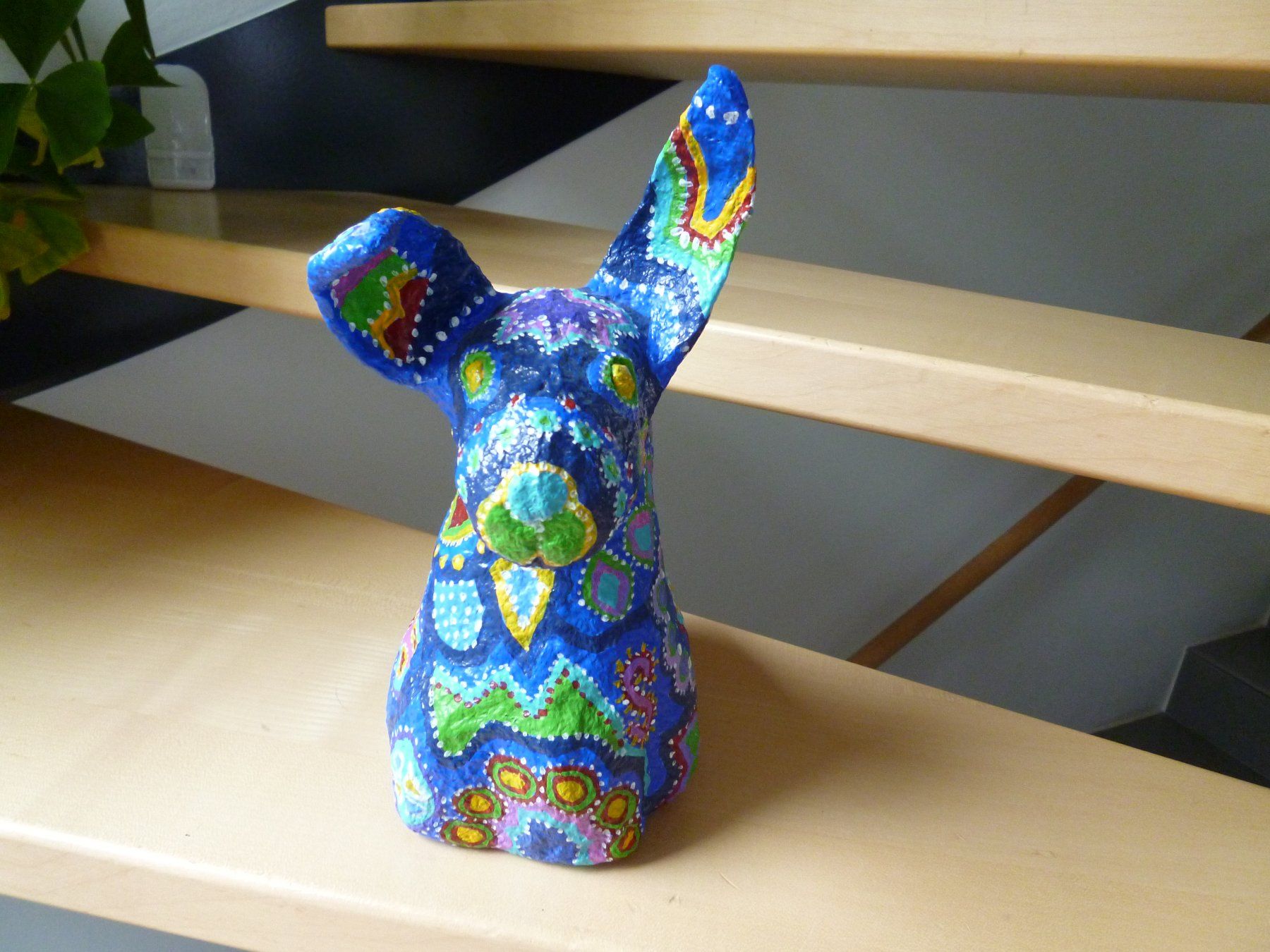 Statuette: blau-bunter HASE   KUNST Pappe handmade  Osterhase – Usato da Dättlikon venduto da Mamakuga