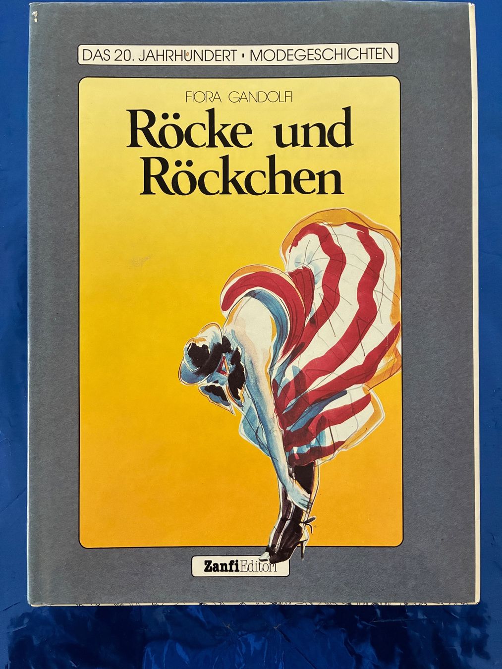 Libri: Röcke und Röckchen Kostüm Mode Antike Kleidung Design – Usato da Aarwangen venduto da nemkin61