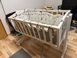 Babywiege / Stubenwagen aus Holz mit Matratze und Nestchen
