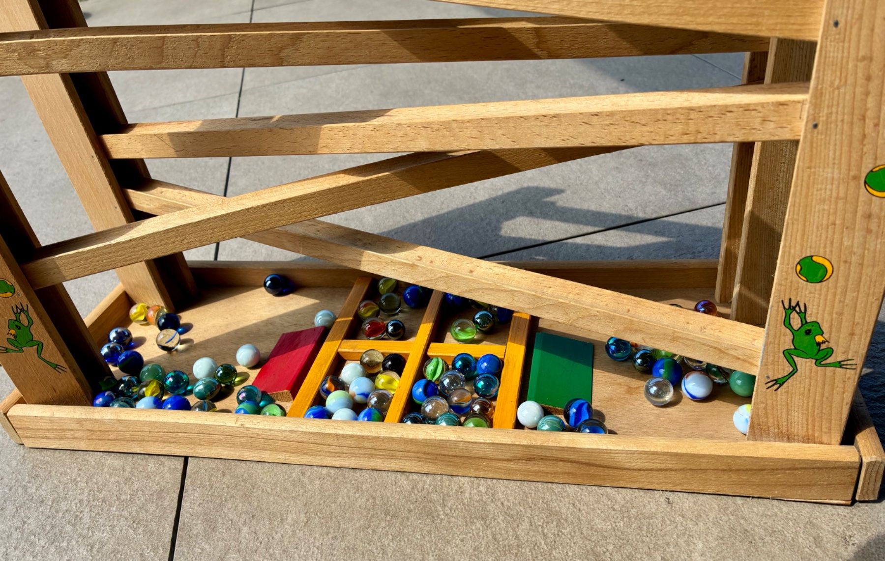 Jouets: Murmelbahn zweiläufig mit 75 Glasmurmeln – D'occasion à Murgenthal par chili60 1