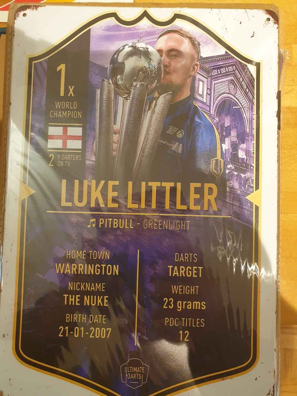 Insegne: Luke Littler Blechschild "The Nuke" - Neu – Nuovo e nell'imballaggio originale da Olten venduto da Marsmobil
