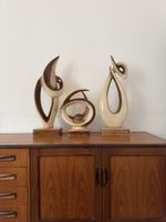 Trois sculptures en céramique aux lignes fluides