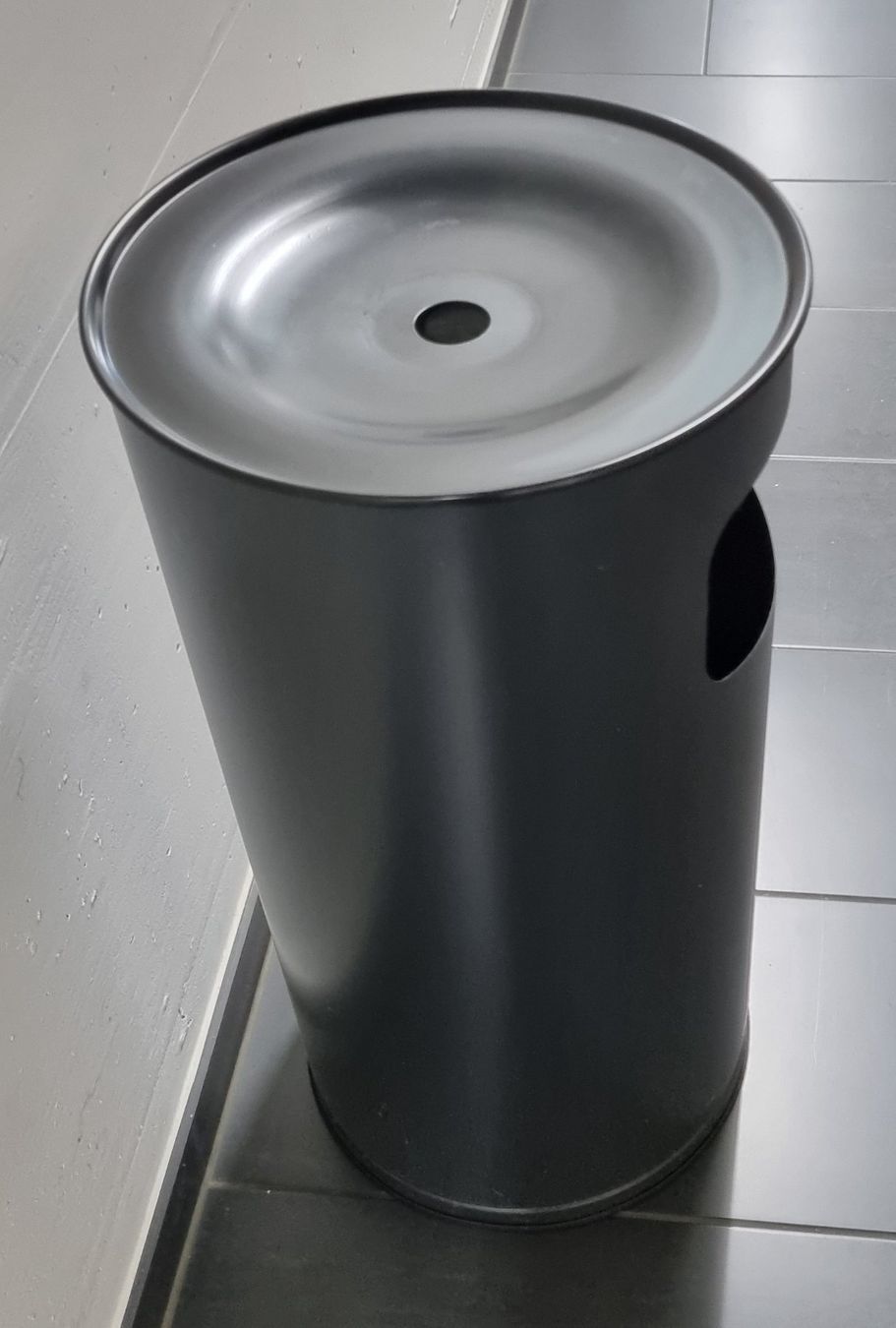 Aschenbecher: Standaschenbecher mit integriertem Abfalleimer – Gebraucht aus Dübendorf von topo73 1