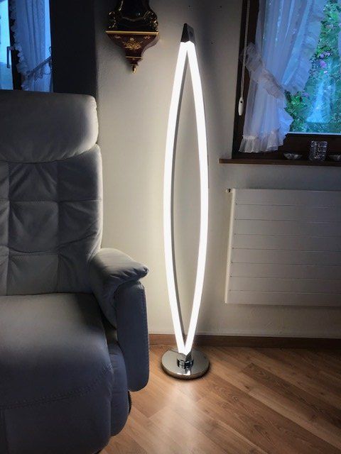 Pfister Lampade: Wofi Stehlampe – Usato da Zihlschlacht venduto da RscC_4-1-7-3