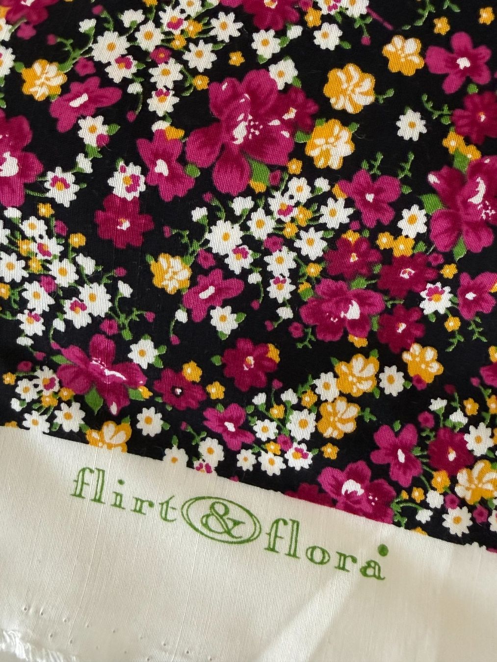 Tissus: Stoffresten mit bunten Blumenmuster – D'occasion à Basel par Smarten 2