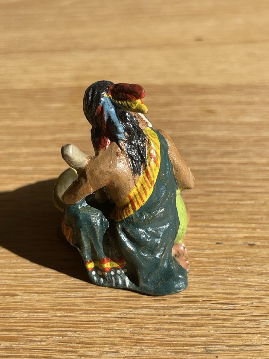 Elastolin Giocattoli: Spielfigur Elastolin Indianer mit Mörser bemalt gebraucht – Usato da Basel venduto da torthum 1