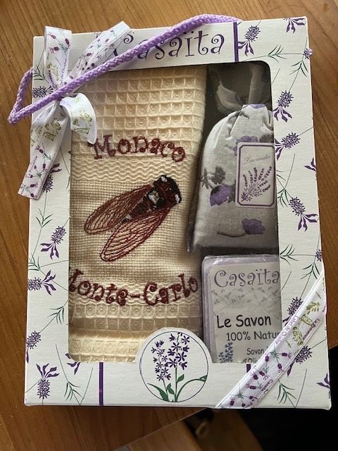 Altro per la cura del corpo: Geschenkbox Monaco Geschirrtuch, Lavendelseife und Säckli – Nuovo e nell'imballaggio originale da Mönchaltorf venduto da lubusc
