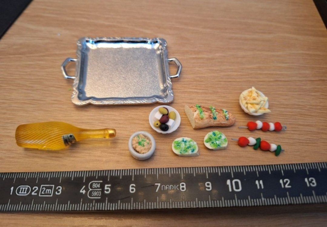 Case e mobili per bambole: Puppenhaus Apero Set mit Champagner – Nuovo (secondo la descrizione) da Zürich venduto da HandmadeTinyFood 1