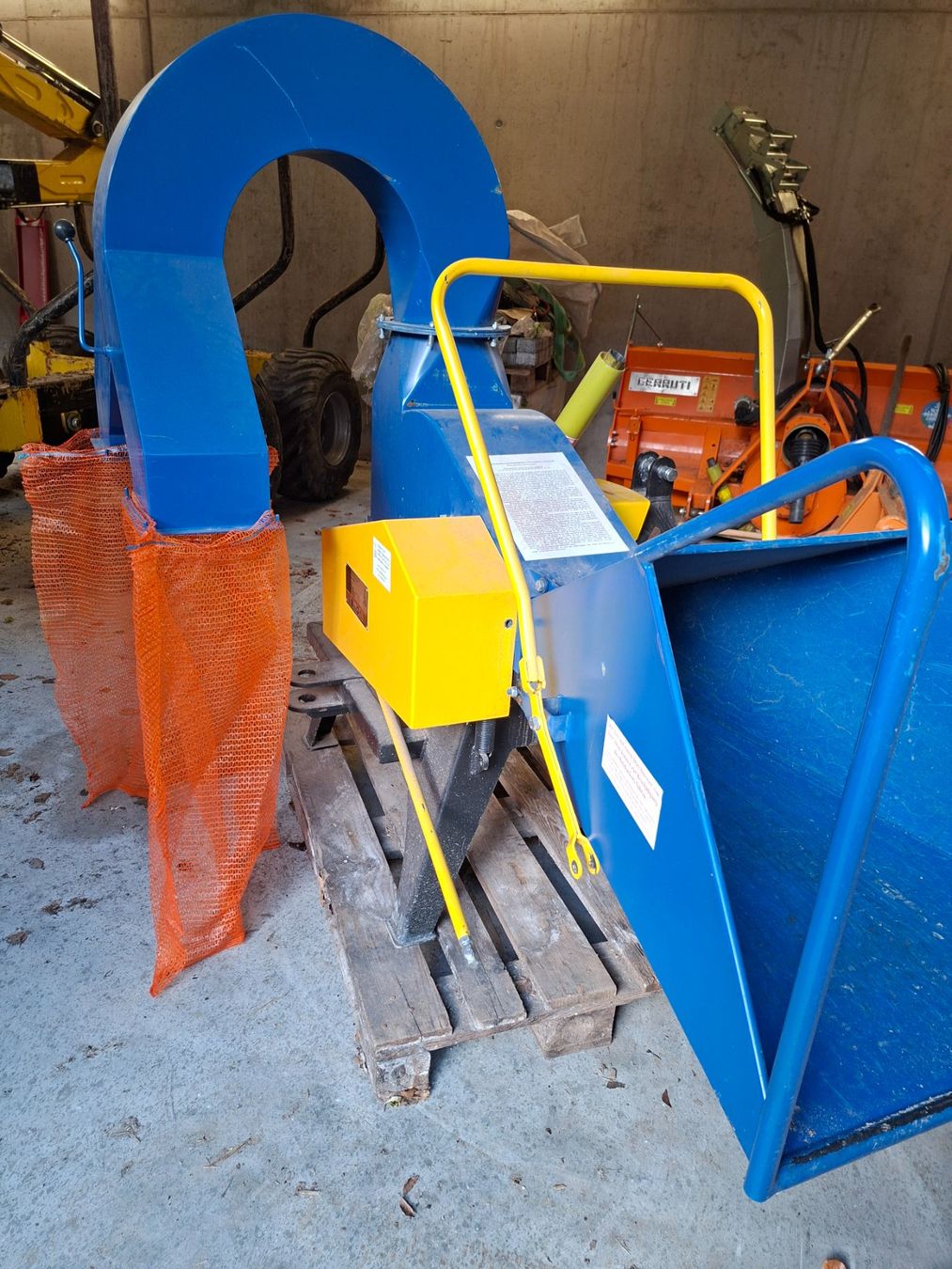 Déchiqueteuse: Holzhacker mit Absackvorrichtung – D'occasion à Grindelwald par carro5