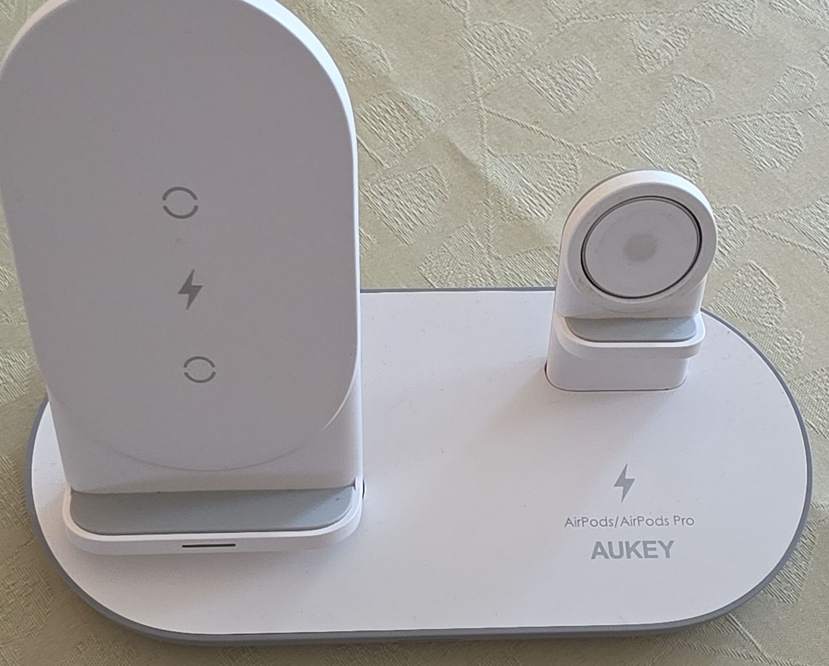 Caricabatterie: Base ricarica wireless Aukey bianca 3 in 1 ottimo stato – Usato da Winterthur venduto da riccardo2014