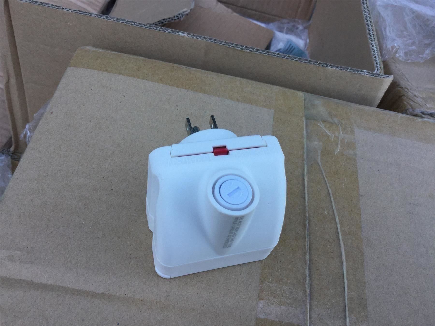 Unità & Adattatore: 3 x Reiseadapter CH / USA – Nuovo e nell'imballaggio originale da Dagmersellen venduto da Jarsetz_Restposten 2