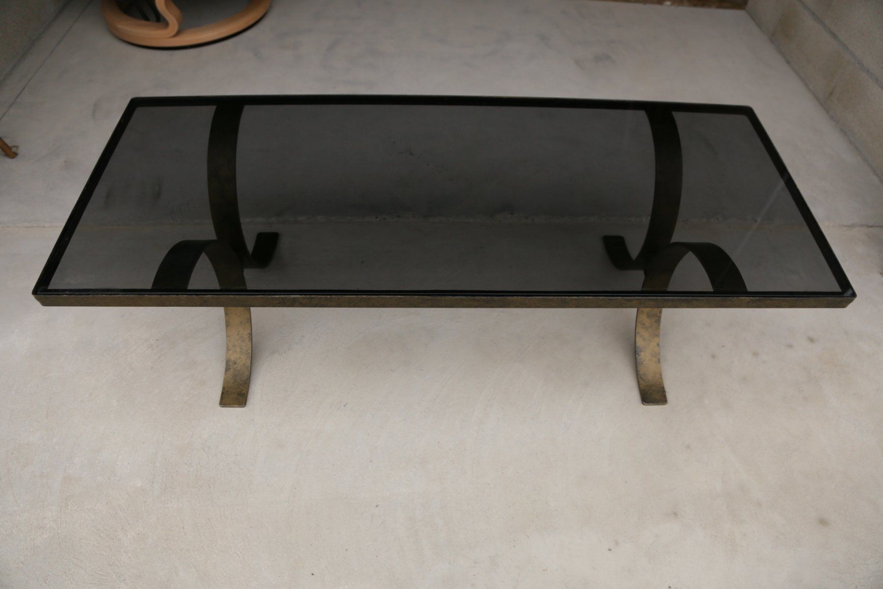 Pfister Tavoli: Table basse design verre fumé et métal doré – Nuovo (secondo la descrizione) da Fontenais venduto da Aube-sauvage.2