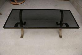Table basse design verre fumé et métal doré