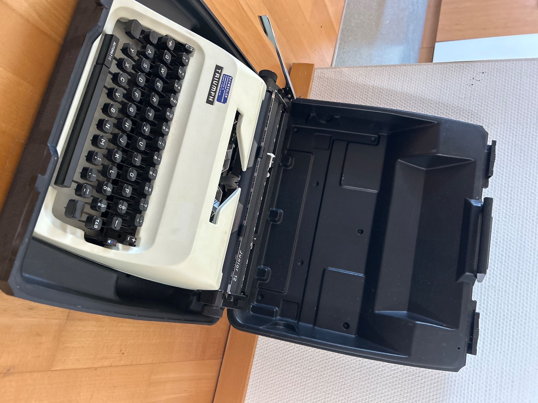 Triumph Macchine da scrivere: Junior 12 Schreibmaschine – Usato da Horgen venduto da bet_scy8 2