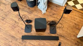 Bose Soundbar mit Subwoofer und zwei Satellitenlautsprechern