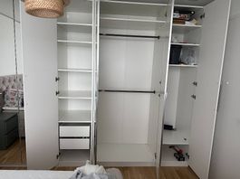 Bett und Schrank