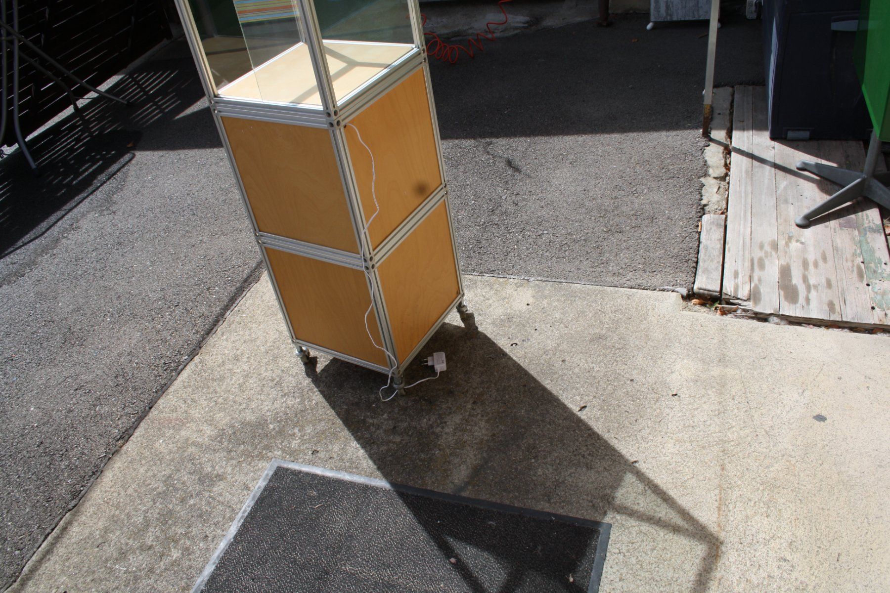 Vitrines: VITRINE MIT BELEUCHTUNG UND SCHUBLADENKORPUS – D'occasion à Wauwil par Pneuedy 7
