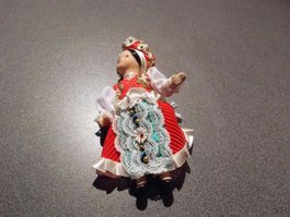Puppe mit Tracht, rot