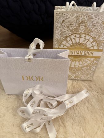 Lot de deux sac Dior et un ruban
