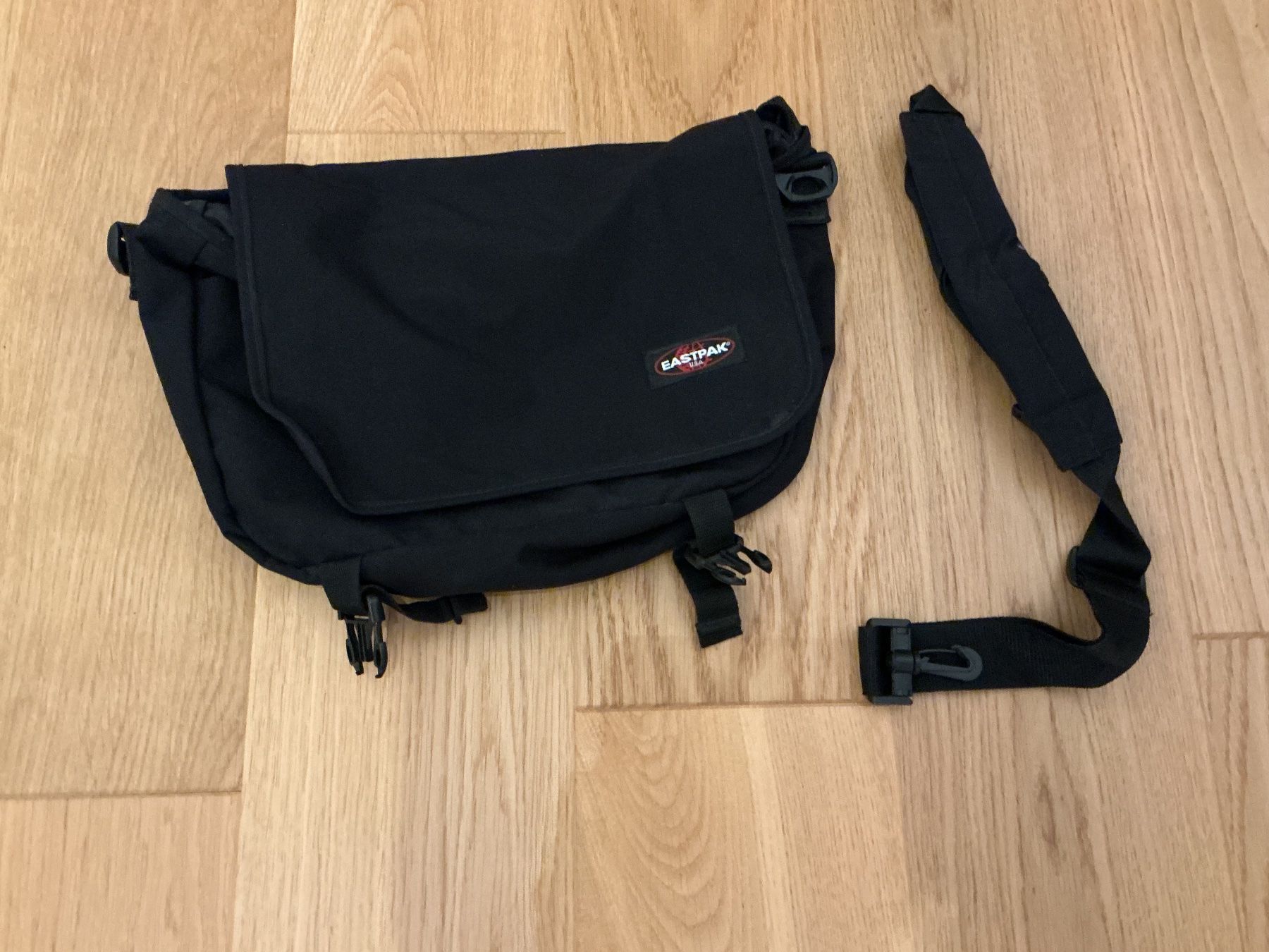 Eastpak Taschen: Eastpak Umhängetasche, schwarz – Gebraucht aus Basel von jon_8csg