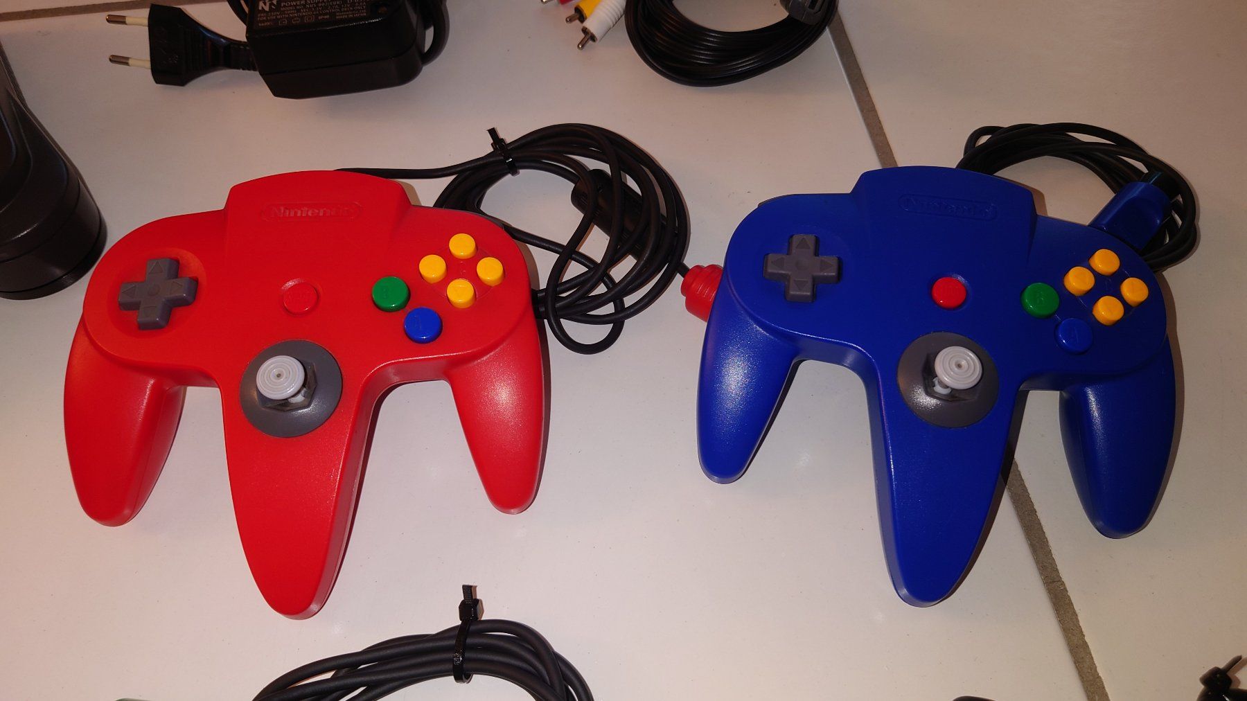 Nintendo Konsolen: N64 Konsole inkl. Mario Kart 64 + 4 Controller – Gebraucht aus Pfaffhausen von Odla7 4