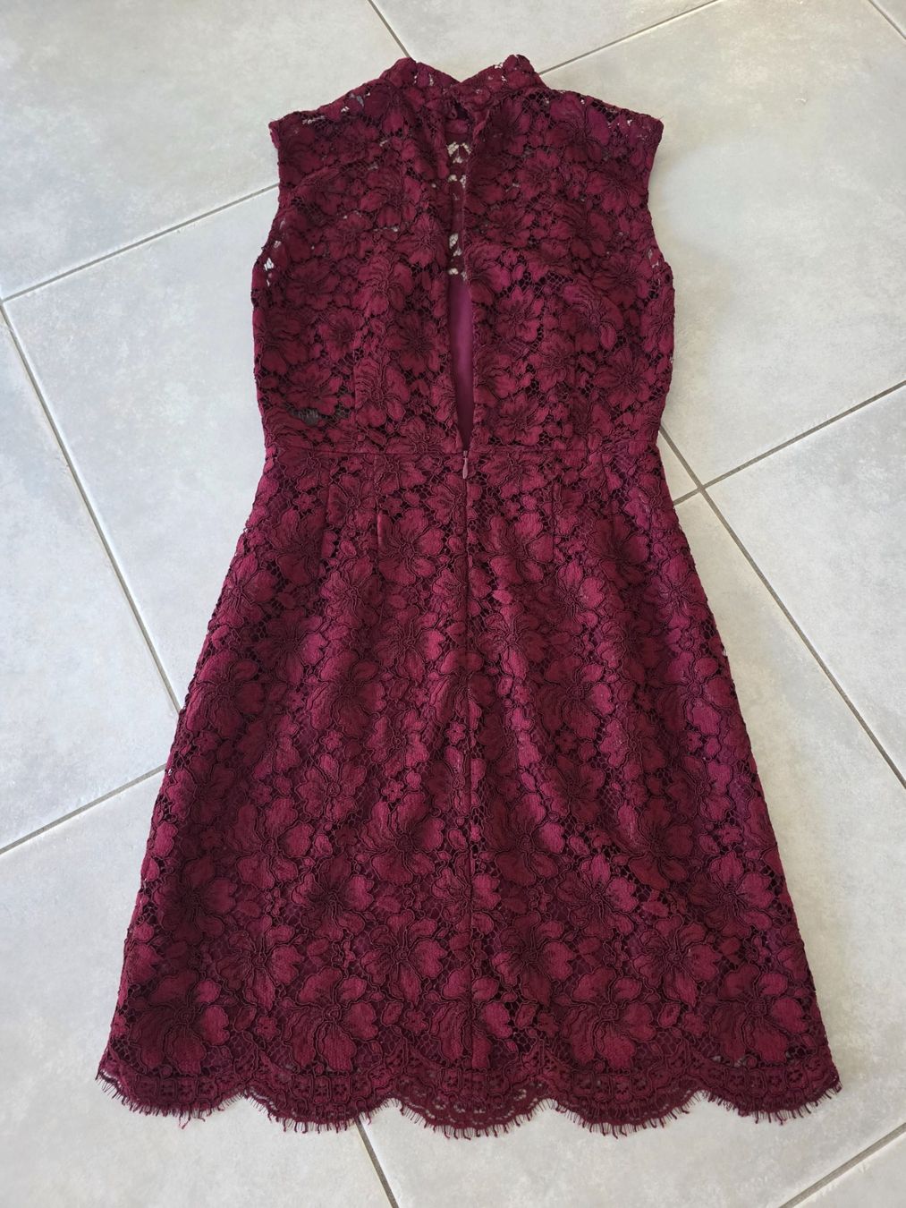 Sandro Vestiti: Robe bordeaux Sandro, taille 1, dentelle florale chic – Nuovo (secondo la descrizione) da Vallamand venduto da joa_6v5n 1