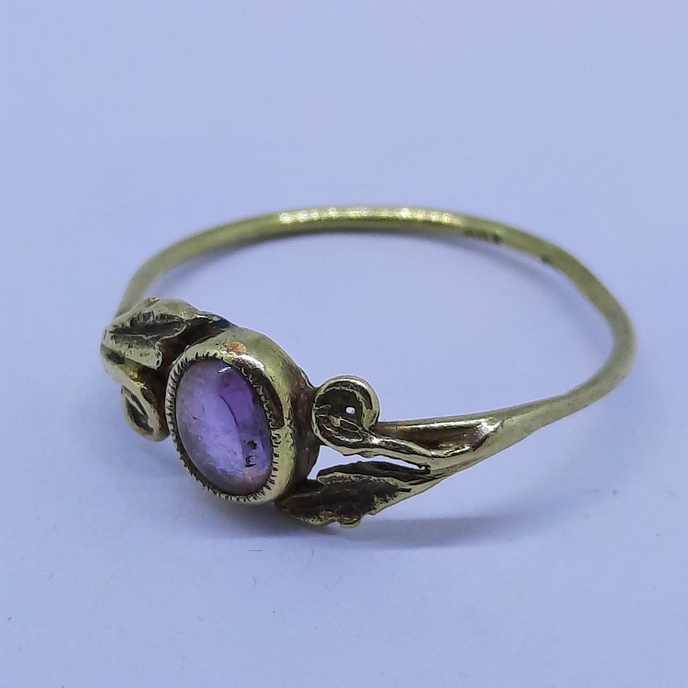 Anelli: Filigraner Goldring mit Sativ Edelstein – Usato da Unterägeri venduto da Altgoldschmuck 1
