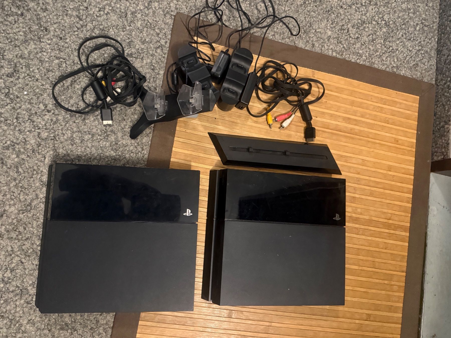 Sony Console: 2 PS 4 Konsolen plus Zubehör – Usato da Dietlikon venduto da NESFEVER 1