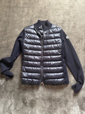 Strickjacke mit Dauneneinsatz von Moncler