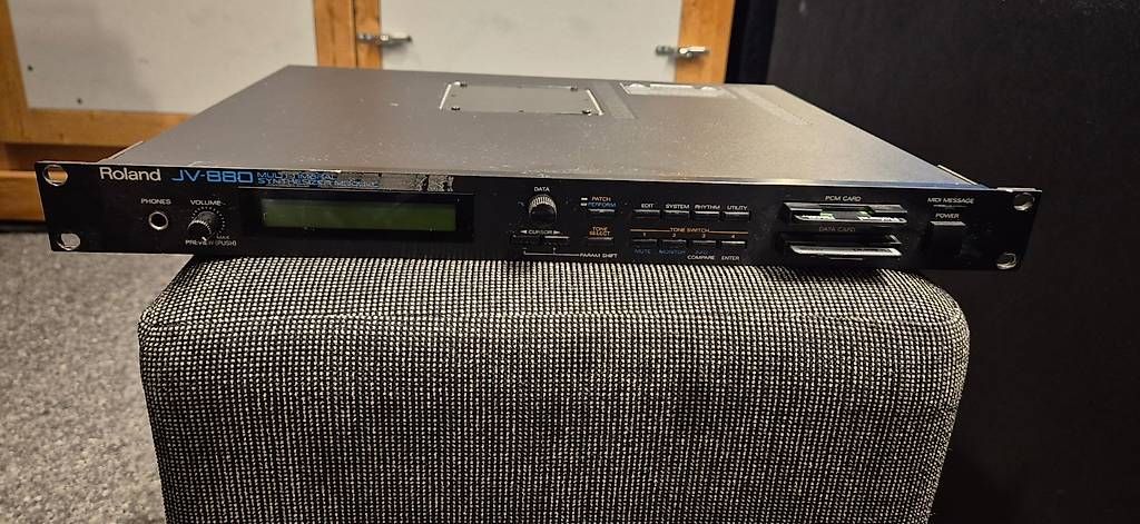 Strumenti musicali: Roland JV-880 Synthesizer – Usato da Neuenhof venduto da Deluxesoul