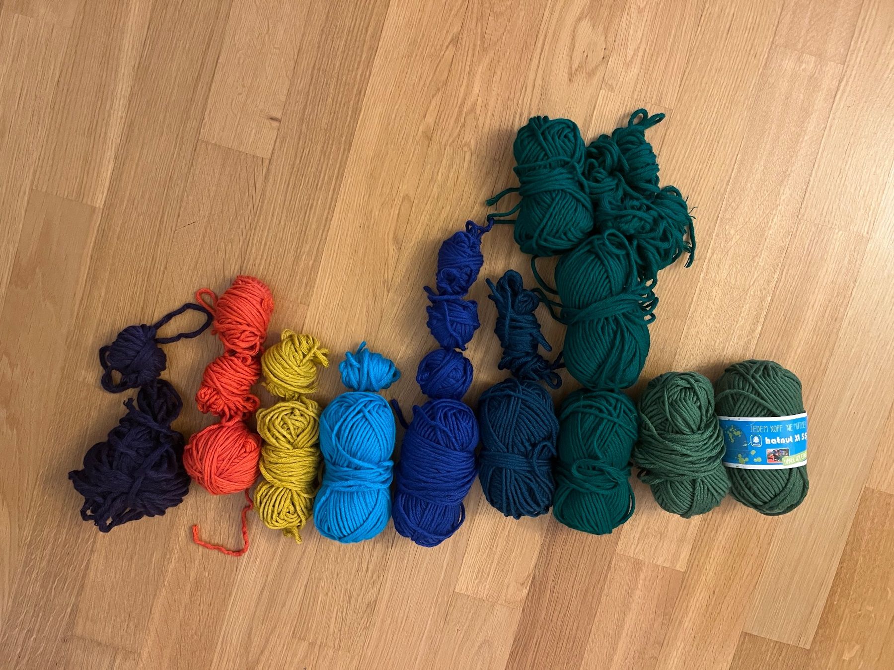 Lana: HatNut XL diverse Knäuel, diverse Farben – Nuovo (secondo la descrizione) da Luzern venduto da Elsa.Schweiz