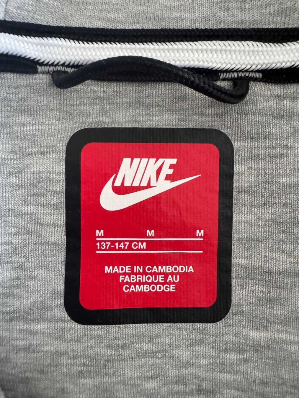 Nike Giacche & Cappotti: Veste à capuche Nike Tech gris, taille M – Usato da Chatelaine venduto da lae_7h8n 2