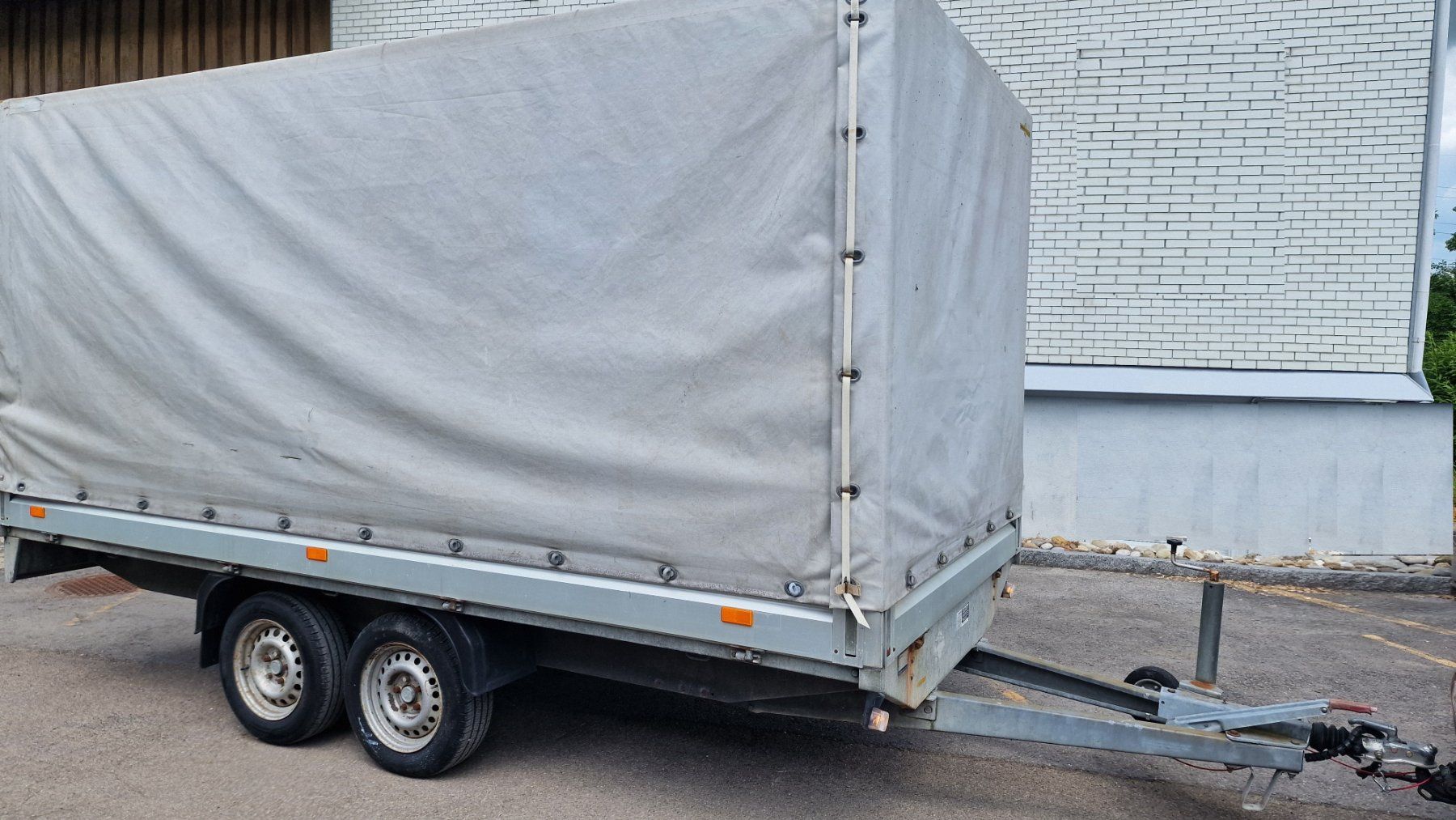Humbaur Rimorchi: Anhänger Auto Transport Bagger Stapler Traktor Hoflader Quad – Usato da St. Gallen venduto da mer_jnb8