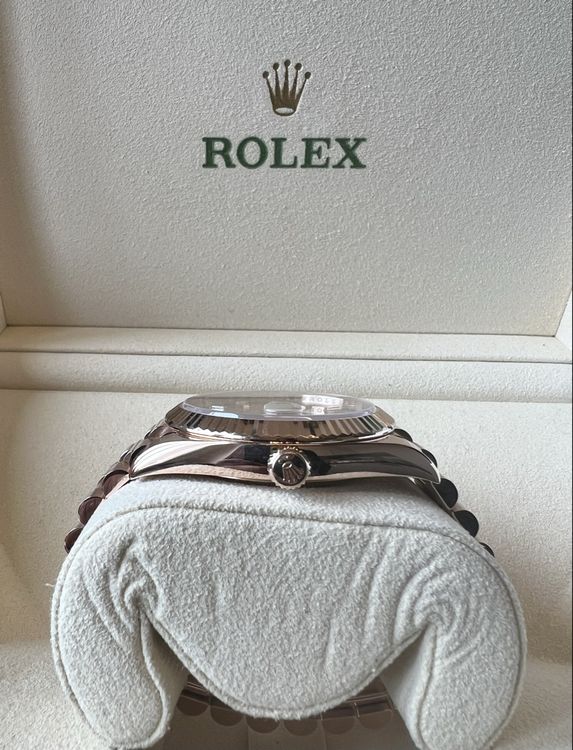 Rolex Orologi: Rolex Daydate 40mm 18k Rosegold Baguette Sundust 228235 Full – Usato da Brugg AG venduto da Wristdeal 5
