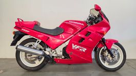 Honda VFR 750 F RC24