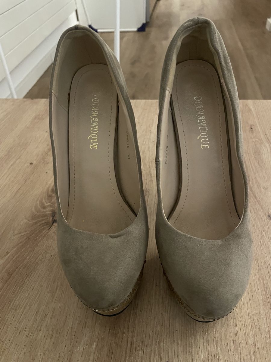 Scarpe da donna: Scarpe Diamantique estive scamosciate 38 – Usato da Dietwil venduto da pao_q5hy