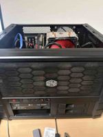PC Gehäuse Cooler Master mit Hardware Komponenten