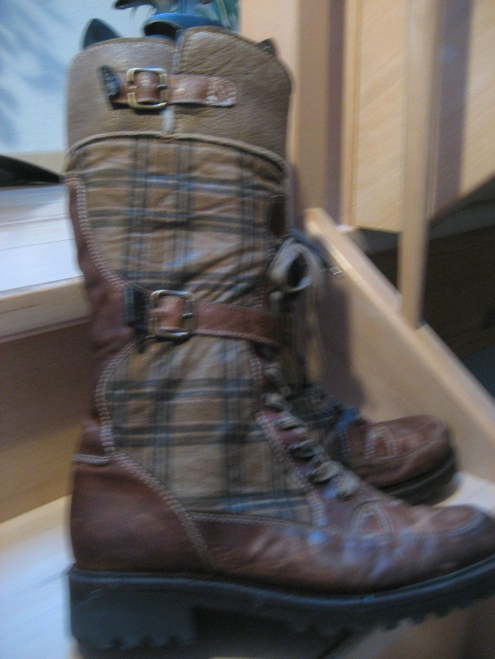 Scarpe da donna: Bottes fourrées cuir grandeur 40 – Nuovo (secondo la descrizione) da Delémont venduto da marryb 2
