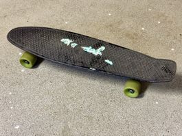 Pennyboard schwarz mit grünen Rollen