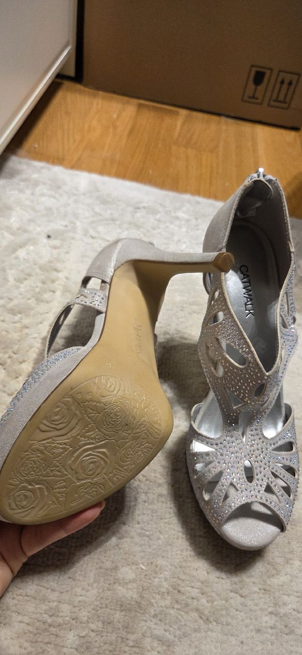 Scarpe da donna: Damenschuhe silber Grösse 37 Catwalk mit Strasssteinen – Nuovo (secondo la descrizione) da Chur venduto da ali_j9q9 4