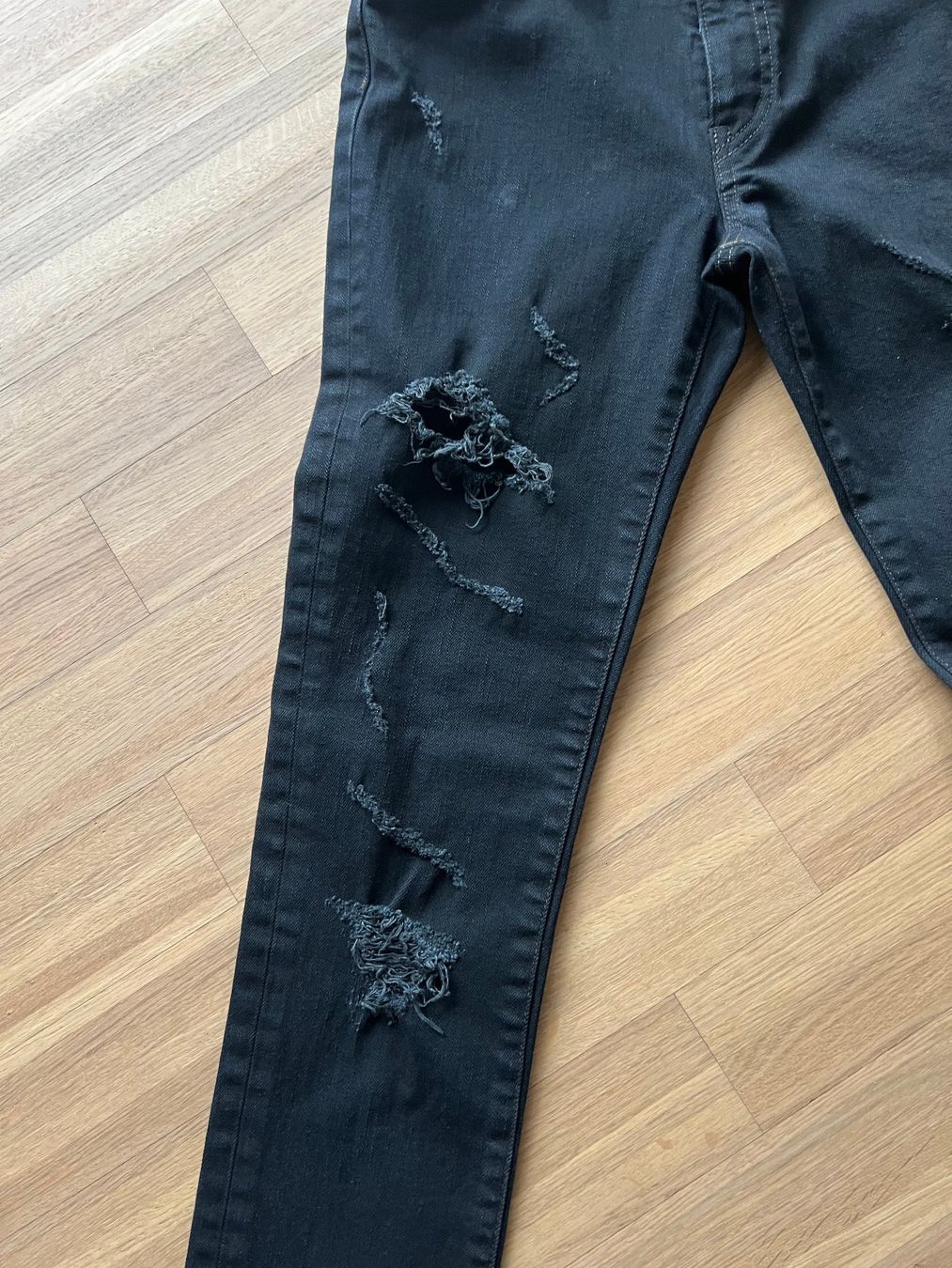Saint Laurent Jeans: Saint Laurent destroyed Jeans schwarz – Nuovo (secondo la descrizione) da Zollikon venduto da Chica13.11.