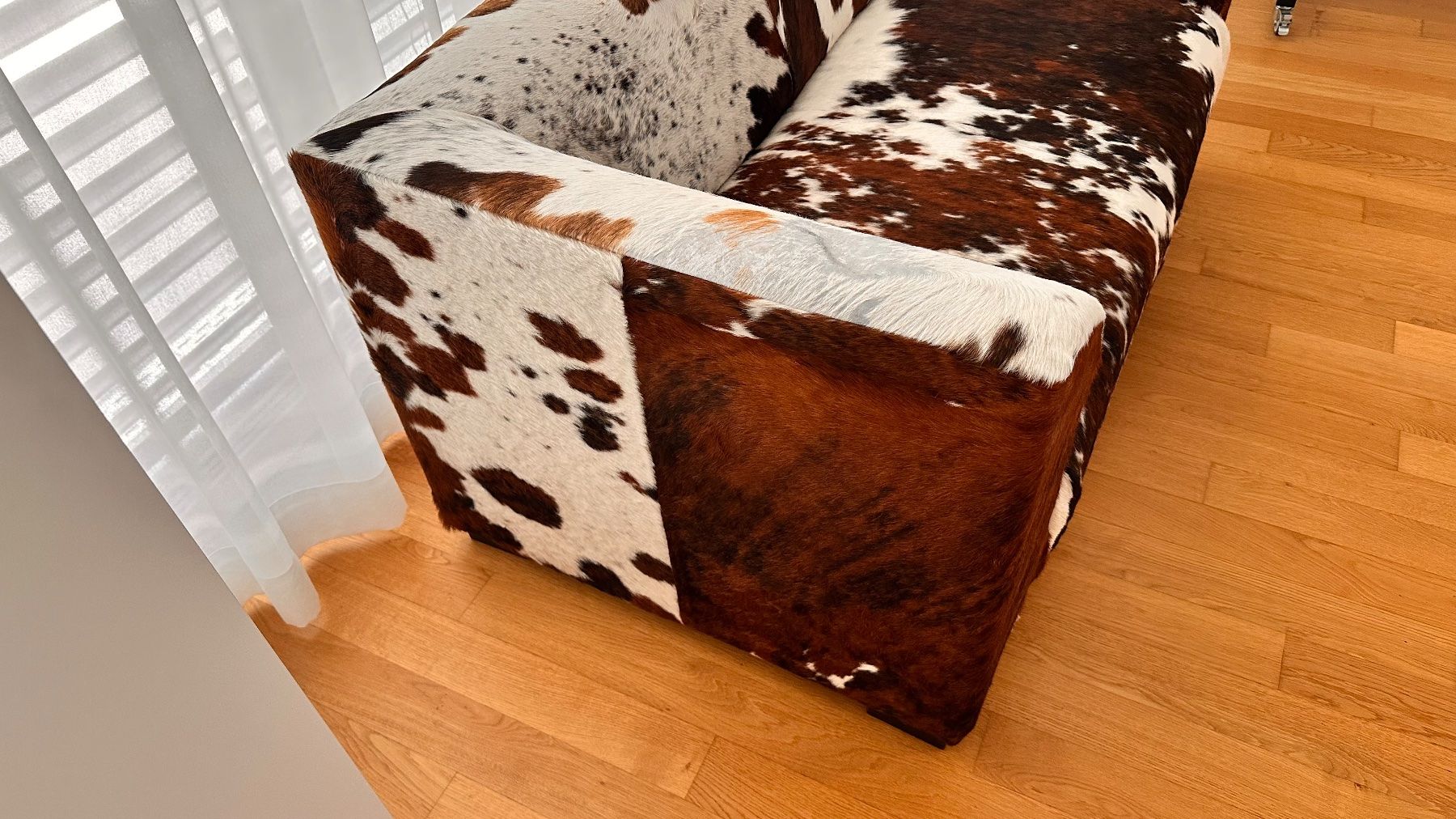 Pfister Sofas: Kuhfell-Sofa (2-plätzig) – Gebraucht aus Oftringen von patrick.kurt 2