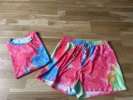 Sommerliches Batik-Set, T-Shirt und Shorts