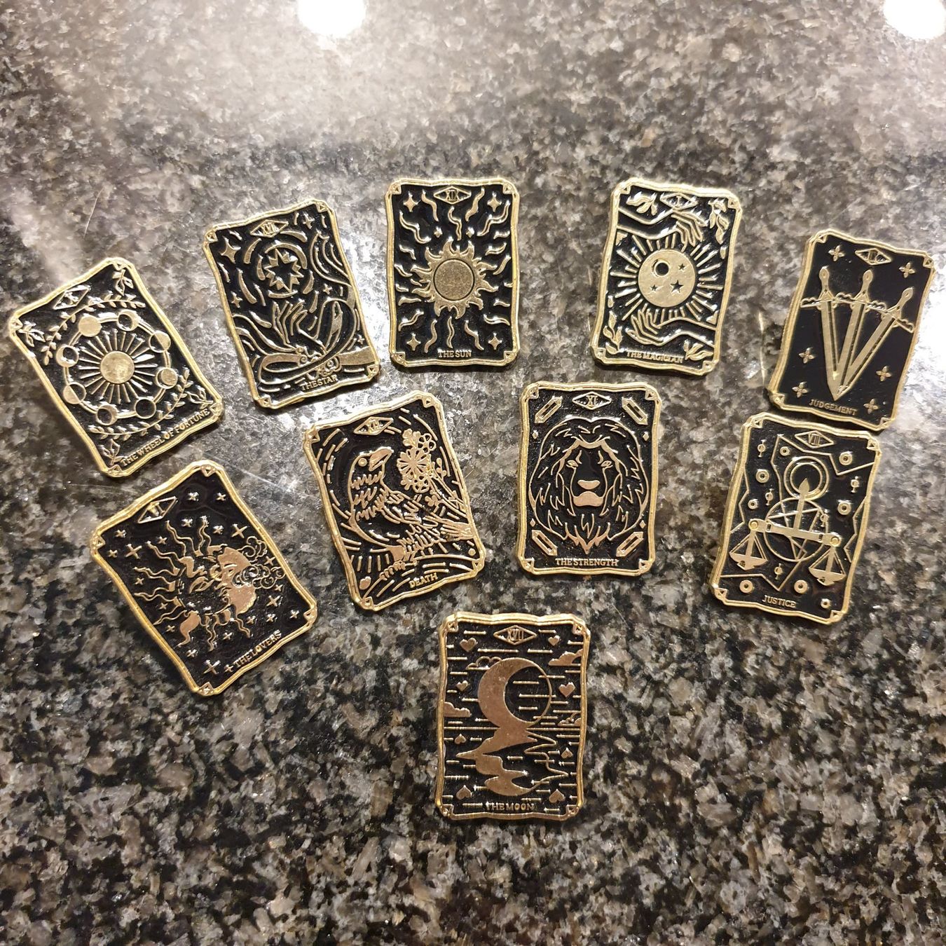 Spille & Fermagli: 10er Pin-Set "Tarotkarten", neu & unbenutzt – Nuovo (secondo la descrizione) da Neuendorf venduto da DeSiriA