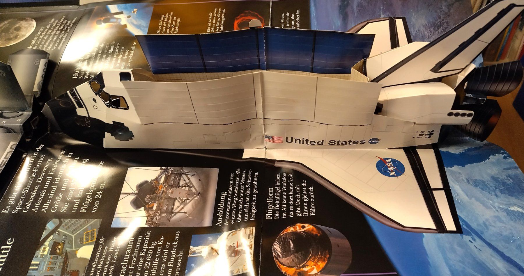 Libri: Pop-Up Buch  Raumstation mit 3D-Modell ab Fr. 8.- – Usato da Bellach venduto da JingleJerry 5