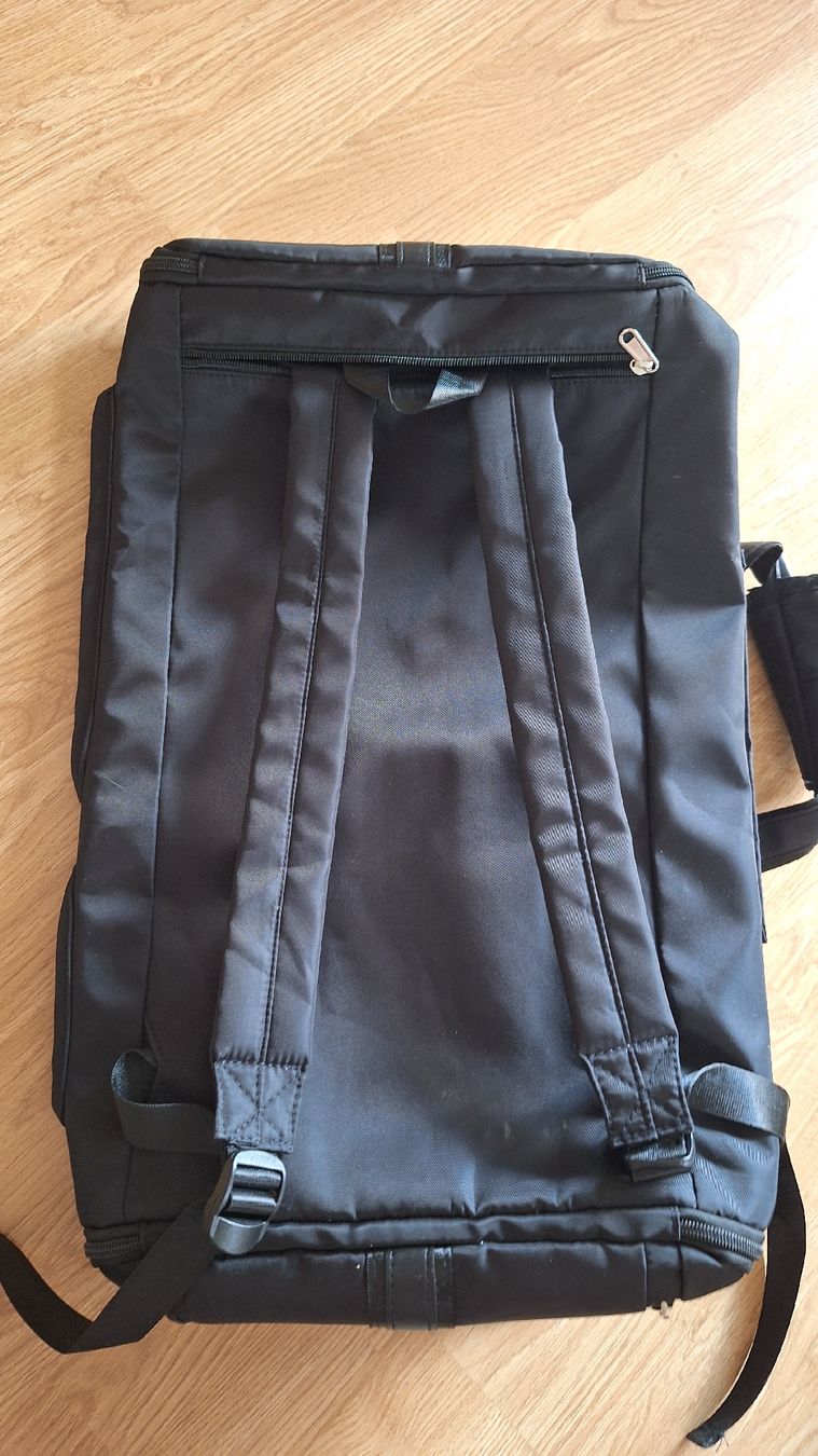 Sacs: Reisetasche schwarz mit Kleidersackfunktion  – D'occasion à Lützelflüh-Goldb par bli_f2v9 9