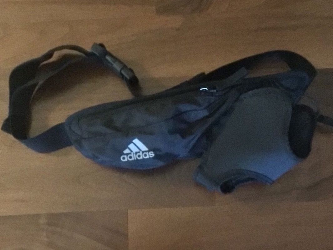 Adidas Taschen: Sportgürteltasche mit Flaschenhalter. Adidas – Neu (gemäss Beschreibung) aus Zürich von ElarmariodeRuth 2